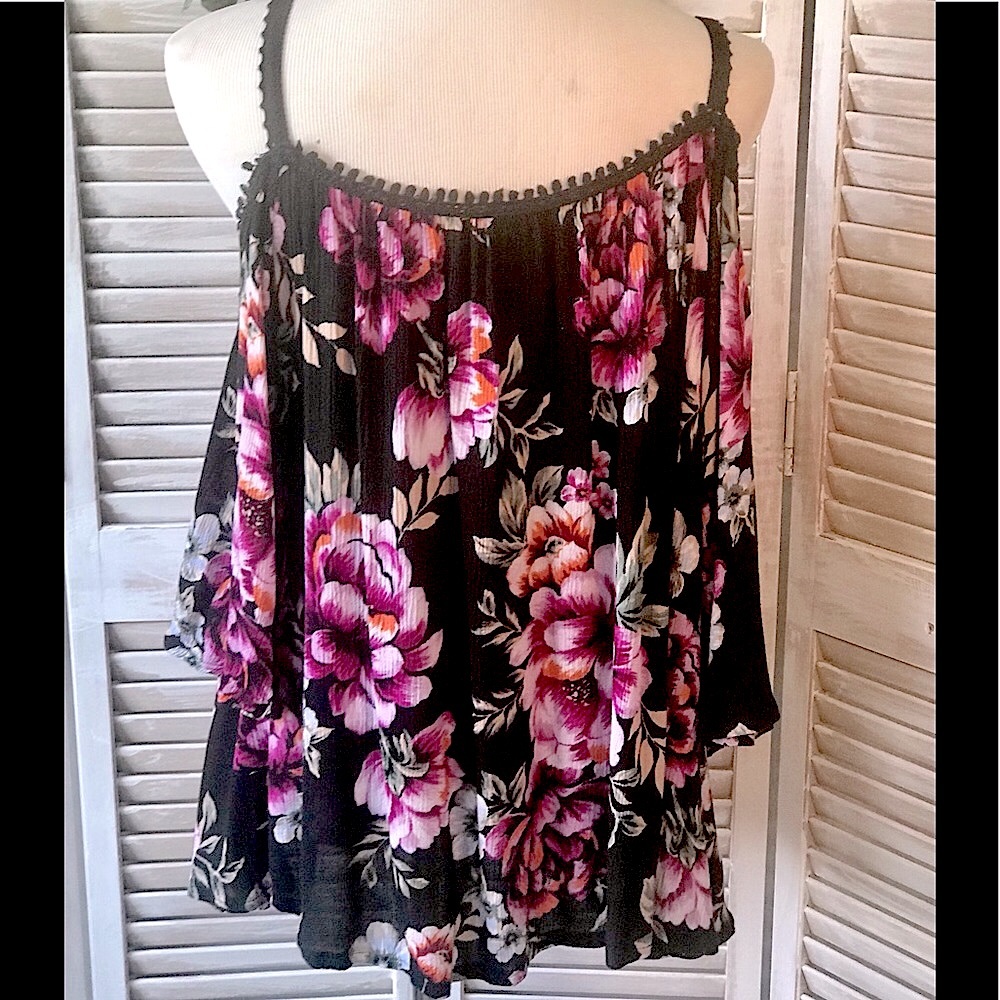 CURVY FLORAL COLD SHOULDER TOP 2 XL & 3XL - Picture 2 of 8